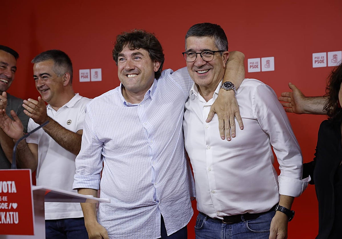 Eneko Andueza, secretario general del PSE, y Patxi López, cabeza de lista por Vizcaya, celebran los resultados electorales