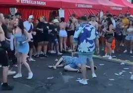 Cuatro individuos propinan una brutal paliza a un joven en el Reggaeton Beach Festival de Barcelona