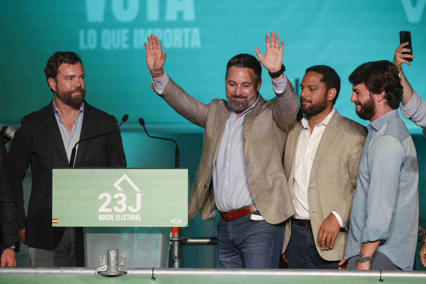 El presidente de Vox, Santiago Abascal, comparece ante los medios de comunicación en su sede en calle Bambú, en Madrid