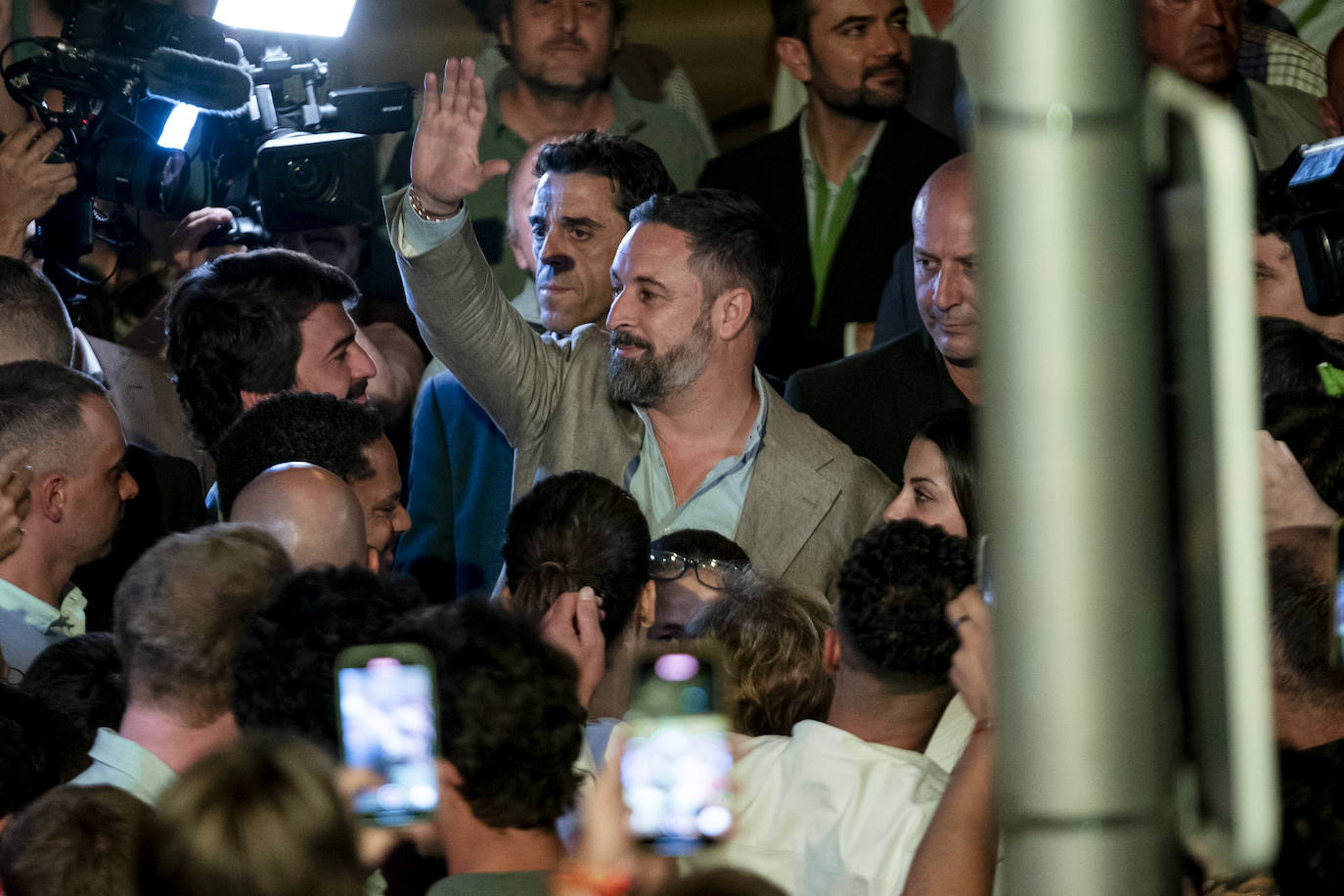 El candidato de Vox a la Presidencia del Gobierno de España, Santiago Abascal (c), durante el seguimiento de la jornada electoral de los comicios generales en su sede