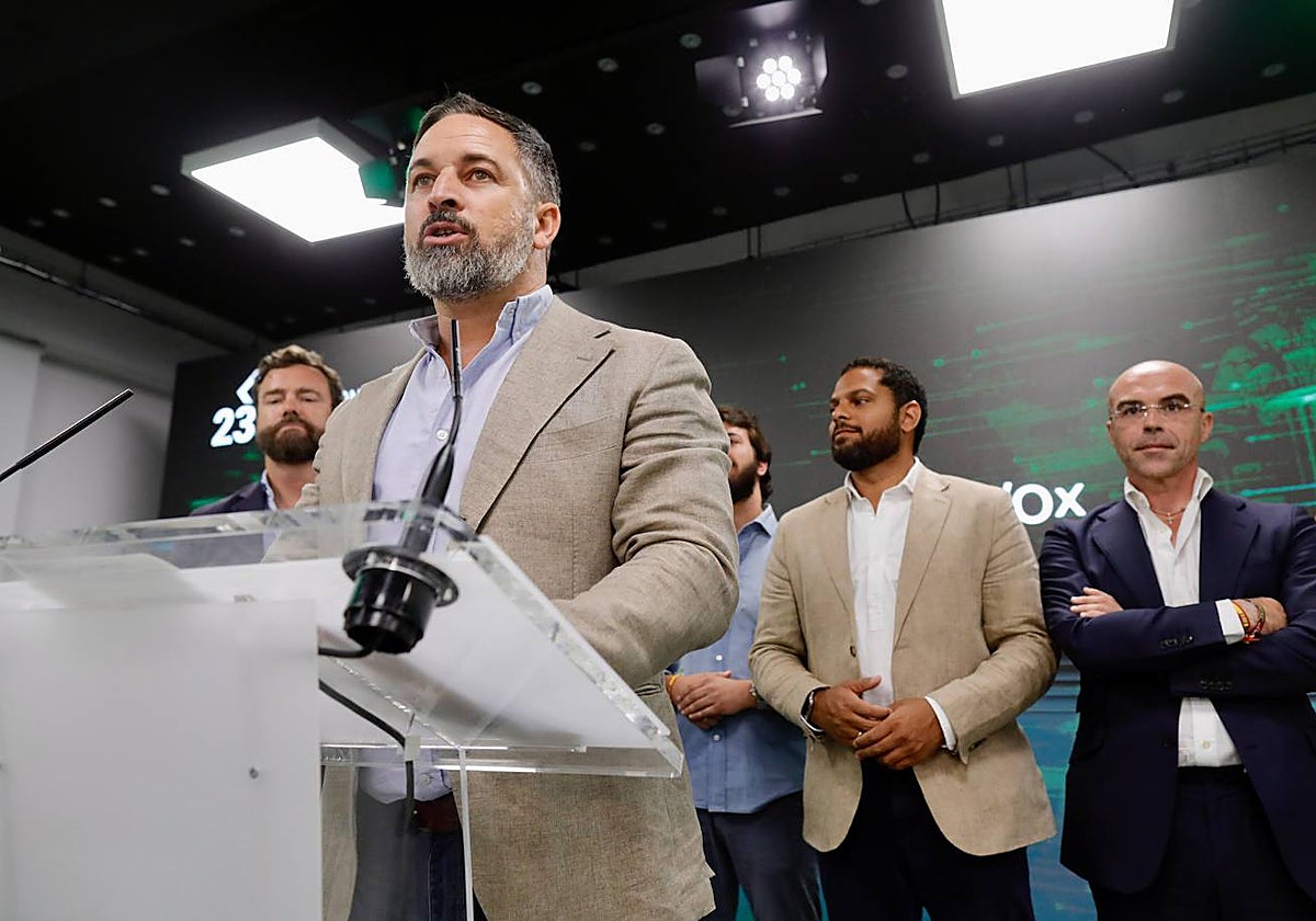 El líder de Vox, Santiago Abascal, valora los resultados del 23J rodeado de los principales dirigentes del partido