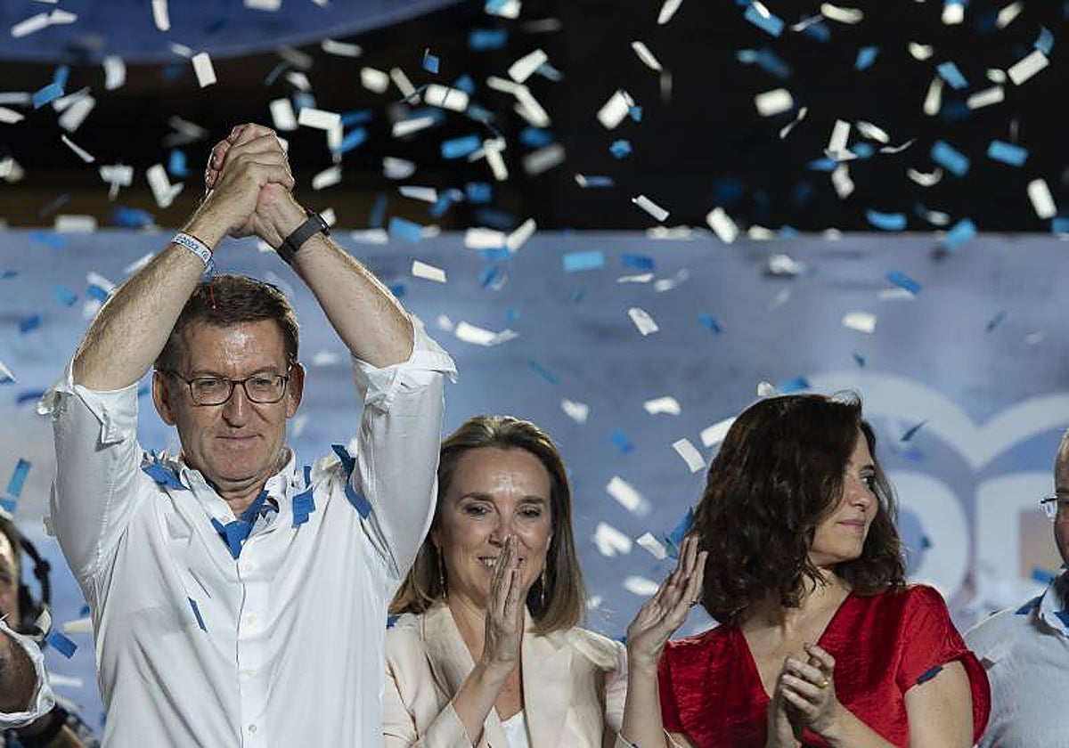 Alberto Núñez Feijóo, Cuca Gamarra e Isabel Díaz Ayuso, en el balcón de Génova la noche electoral
