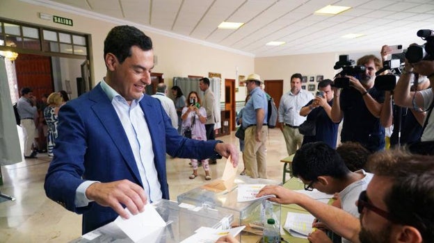 Moreno depositando su voto en un colegio de Málaga