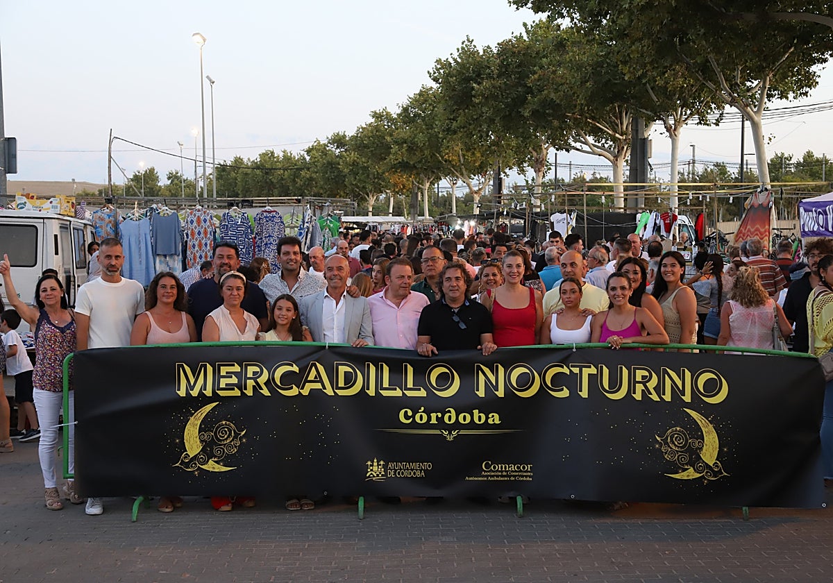 Autoridades y promotores de Comacor, este viernes en el mercadillo nocturno del Arenal