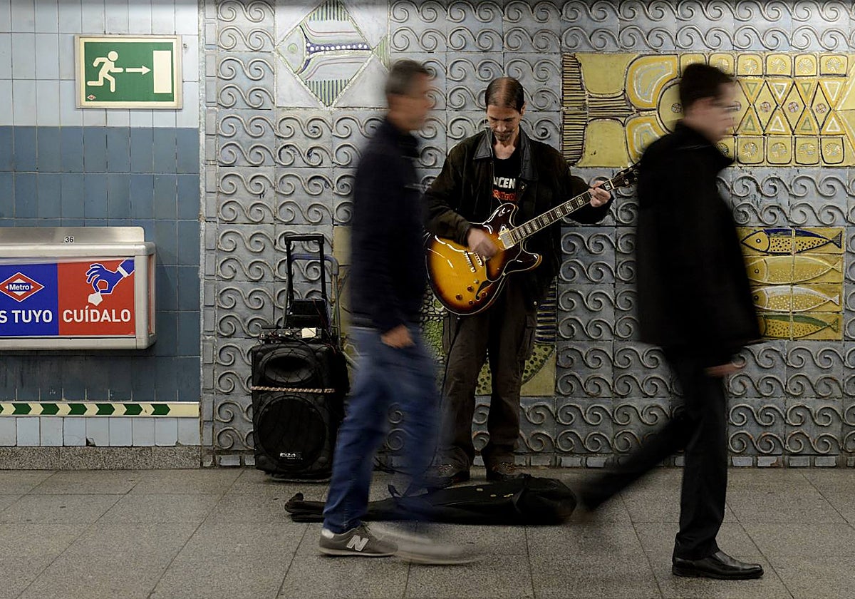 Un músico en una estación de metro