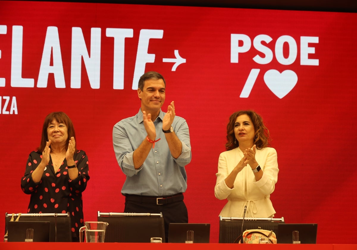 Pedro Sánchez, aplaudiendo junto a María Jesús Montero y Cristina Narbona, al inicio de la Ejecutiva Federal del PSOE celebrada este lunes