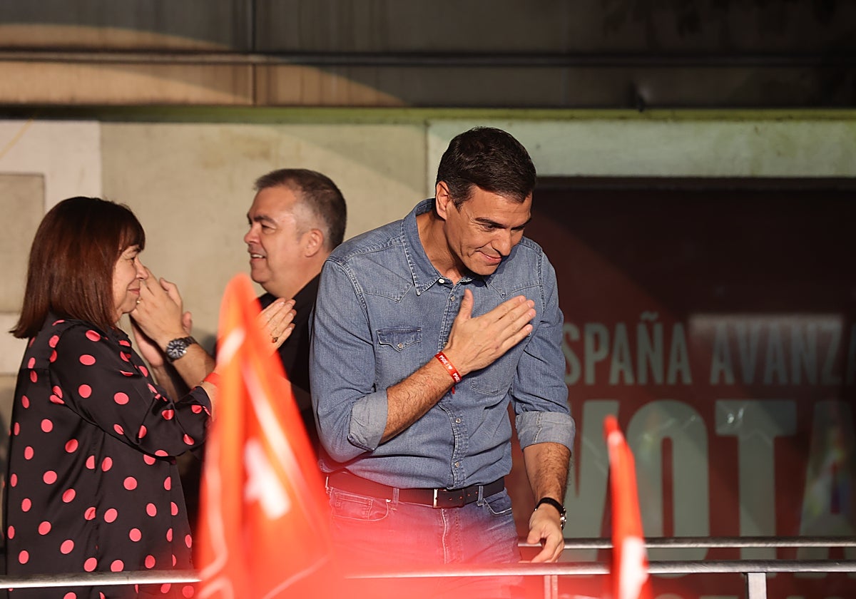 Pedro Sánchez saluda a sus seguidores la noche electoral en la sede del PSOE en Ferraz