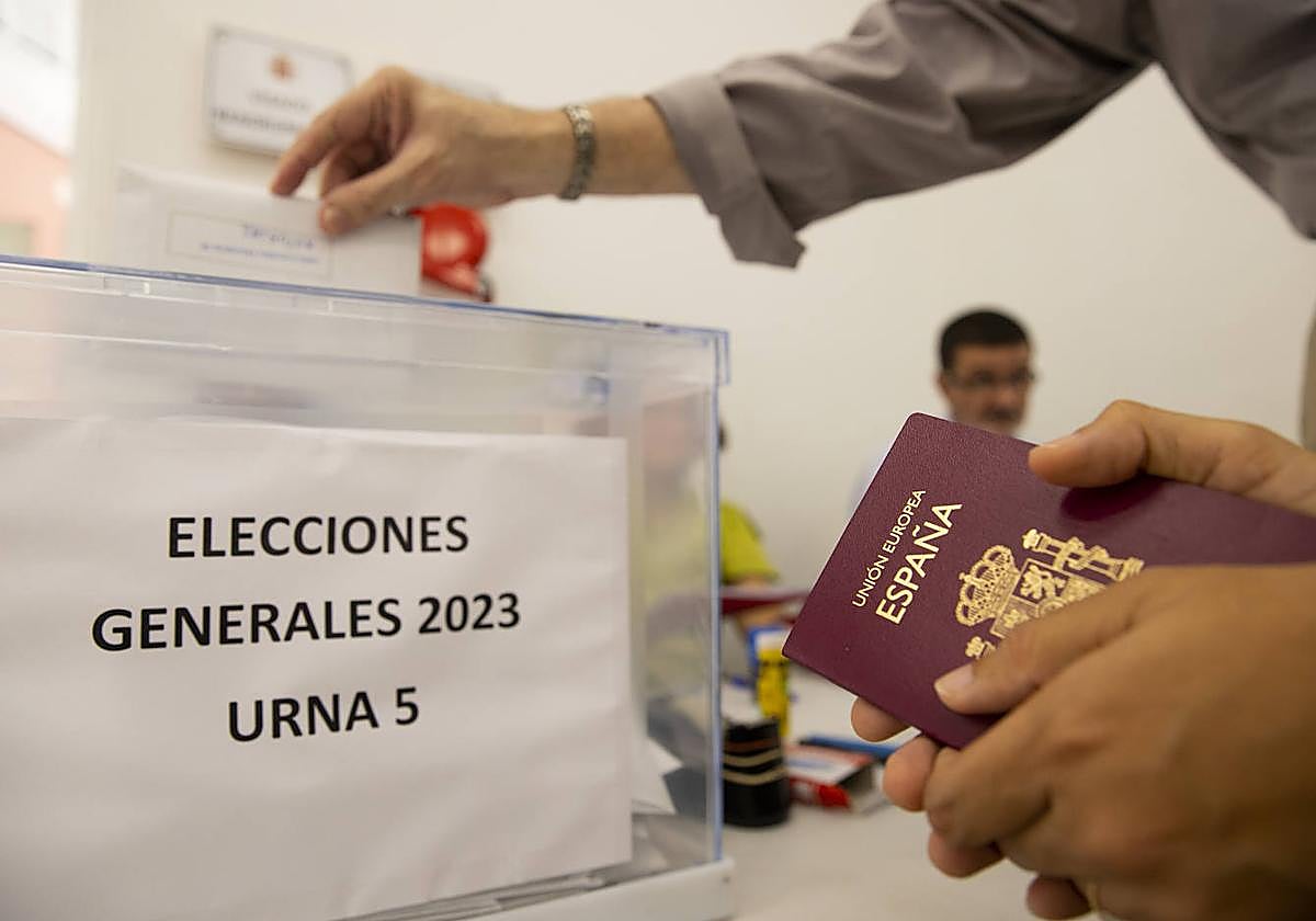 Un residente español ejerce su derecho al voto en Santo Domingo