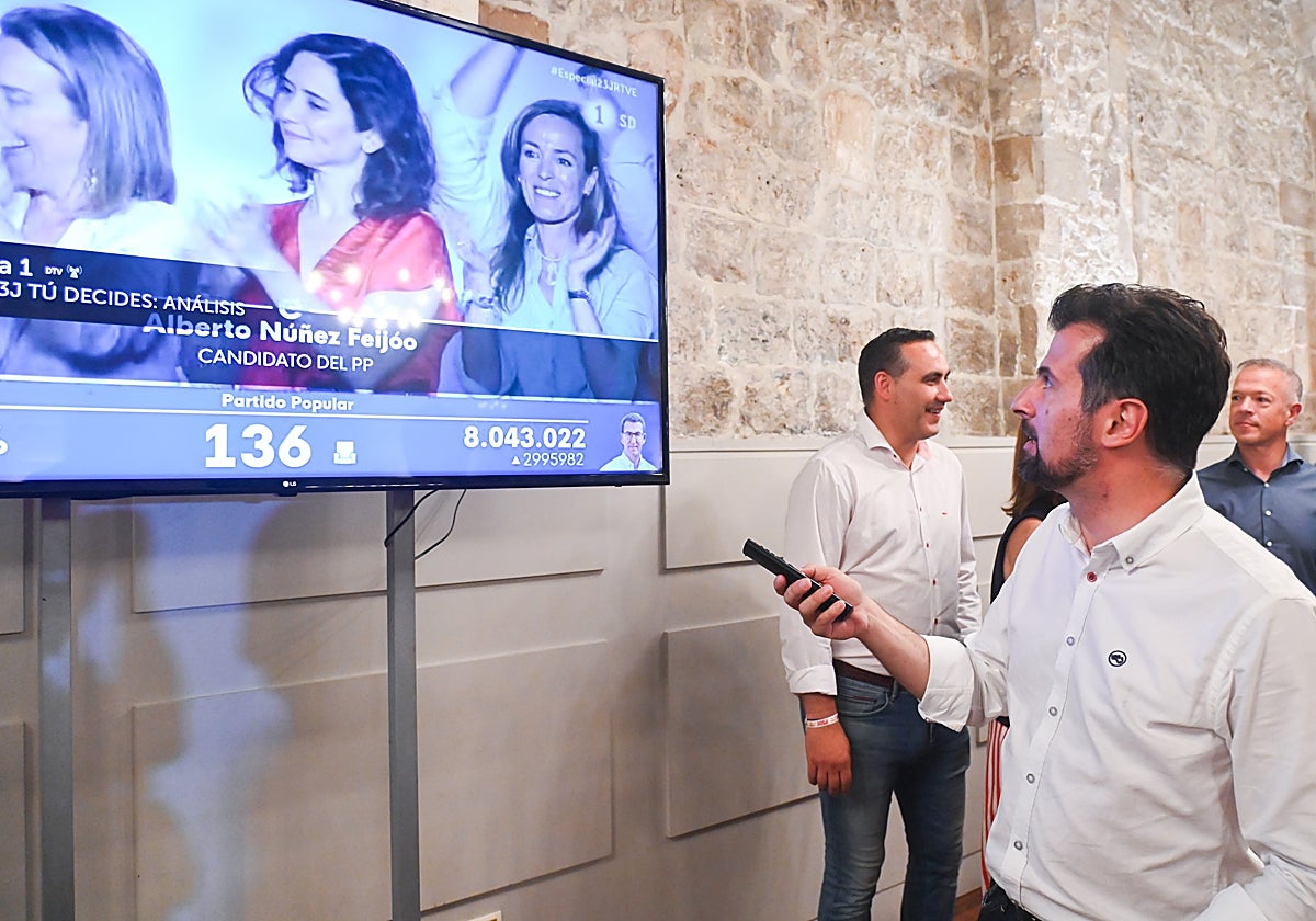 Tudanca siguió la noche electoral desde Burgos