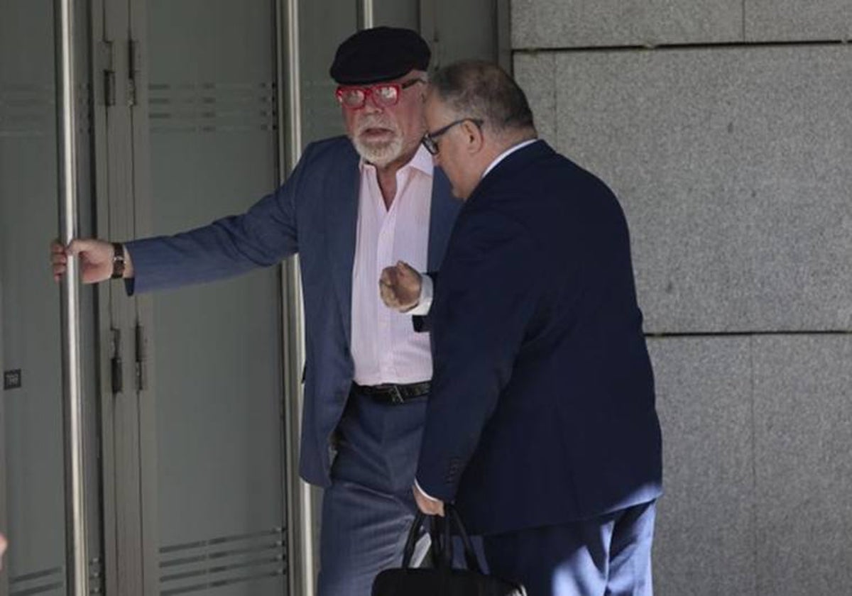 El comisario José Manuel Villarejo junto a su abogado Antonio José Cabrera entrando en la Audiencia Nacional