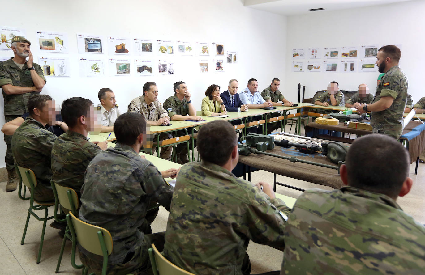 Margarita Robles visita a militares ucranianos que se forman en explosivos en Toledo