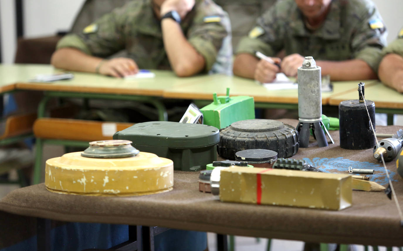 Margarita Robles visita a militares ucranianos que se forman en explosivos en Toledo