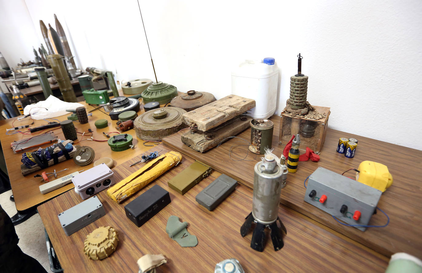 Margarita Robles visita a militares ucranianos que se forman en explosivos en Toledo