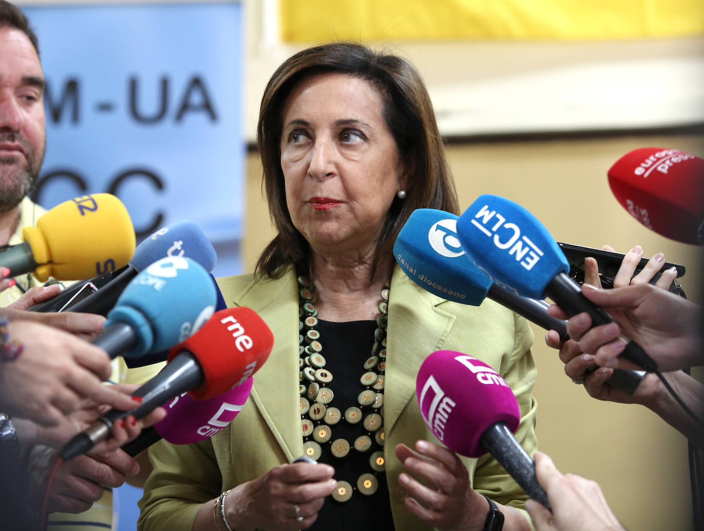 Margarita Robles visita a militares ucranianos que se forman en explosivos en Toledo