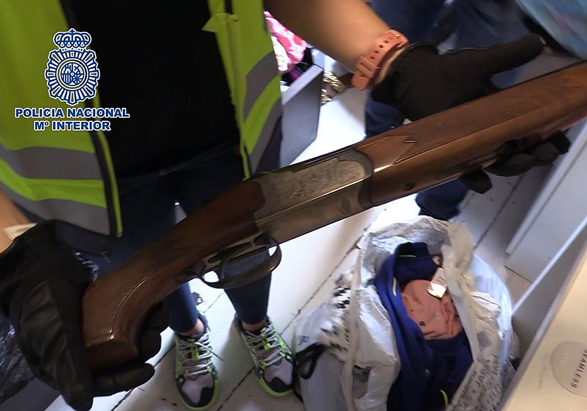 Escopeta recortada y 17 cartuchos incautados por los agentes