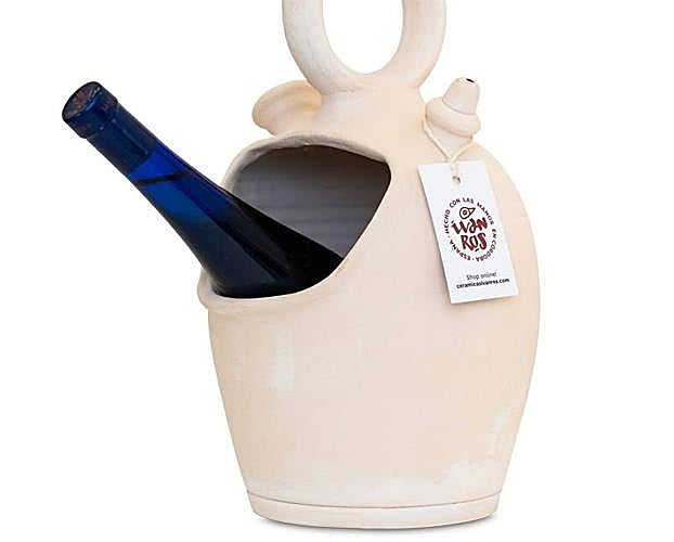 ¿Conoces el botijo cubitera que hace furor? La original idea viene de una alfarería de La Rambla