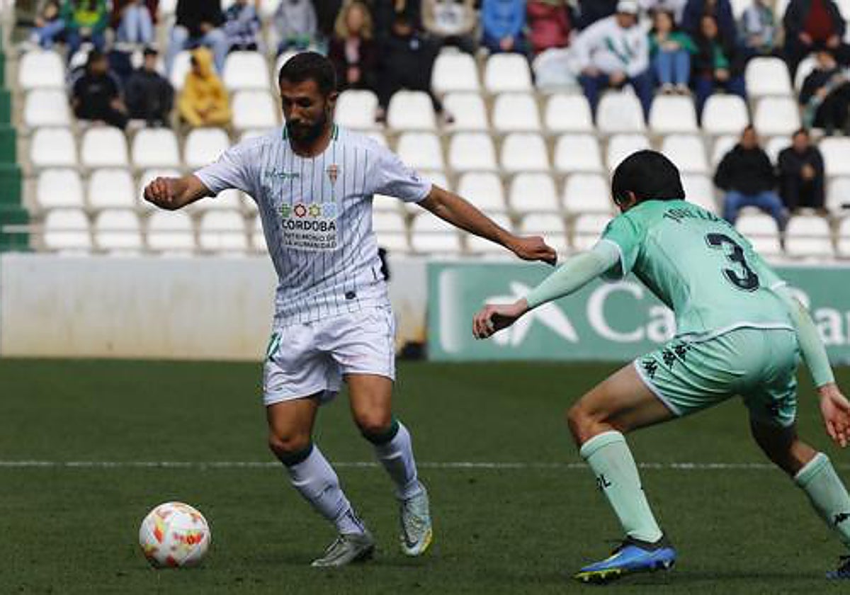 Canario conduce el balón durante un partido en El Arcángel
