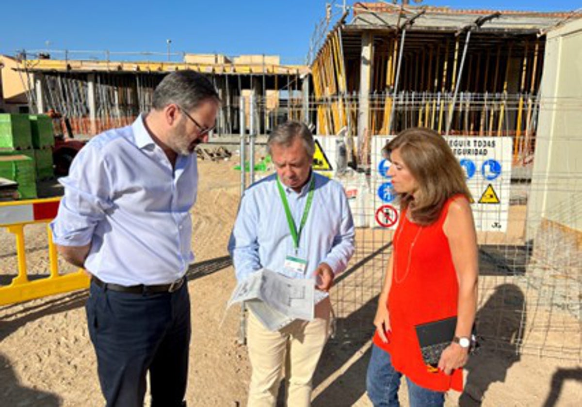 Adolfo Molina y María Jesús Botella, este martes en las obras del centro de salud de Alcolea