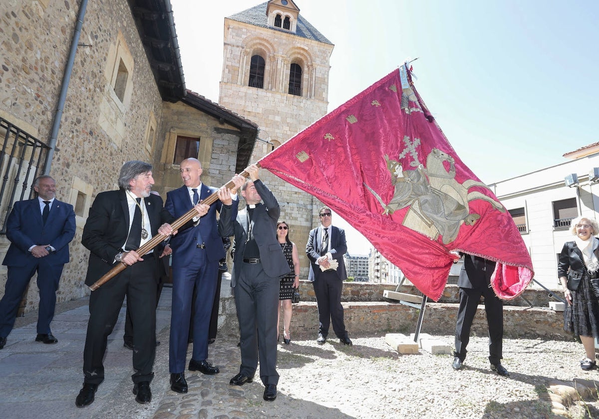 Los abades de la orden y de San Isidoro y el alcalde de León ondean el Pendón de Baeza