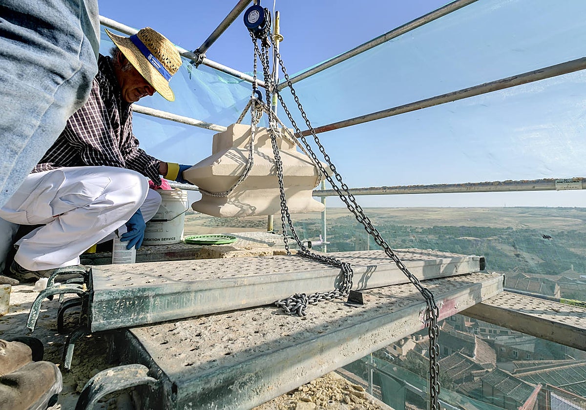 Obras de sustitución del ornamento que coronaba uno de los pináculos de la Catedral de Segovia