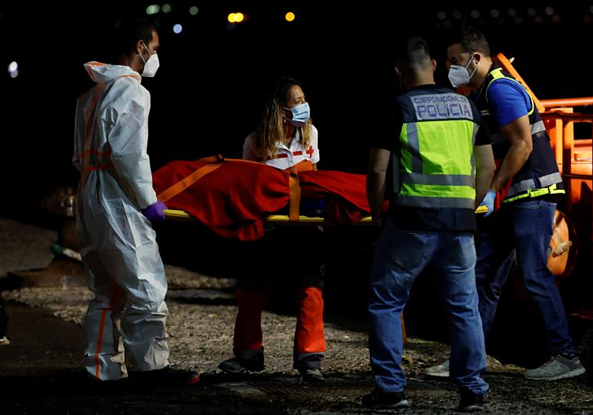 Desembarco del varón fallecido en el muelle de Arguineguín