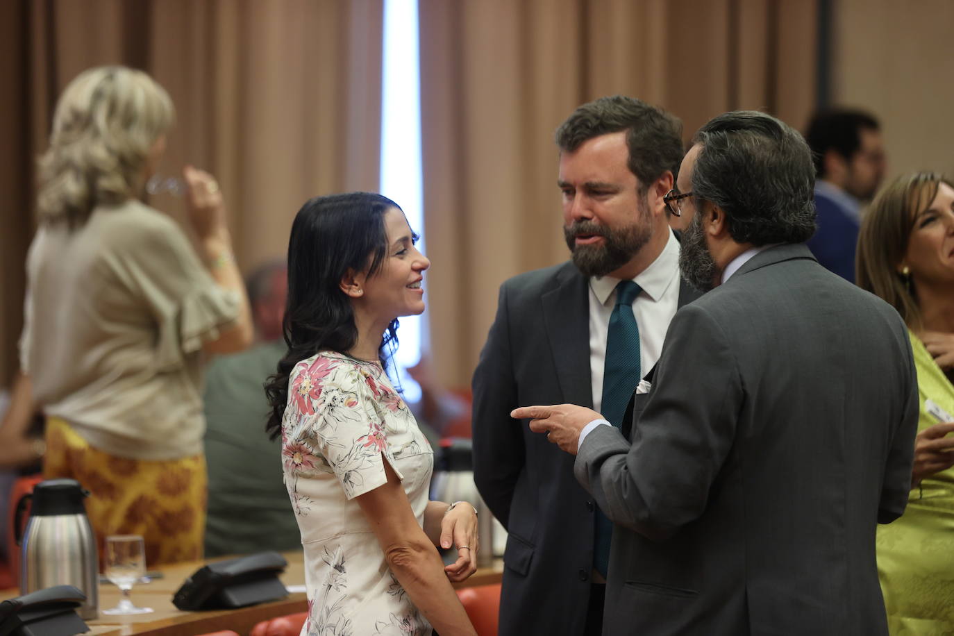 La portavoz de CS, Inés Arrimadas, conversa con el portavoz en el Congreso de Vox, Iván Espinosa de los Monteros