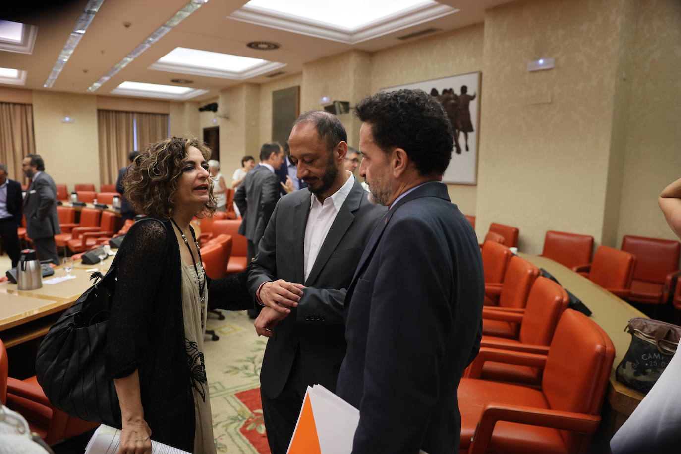 La ministra de Hacienda, María Jesús Montero, conversa con Edmundo Bal y Alfonso Rodríguez Gómez de Celis a su llegada a la diputación permanente
