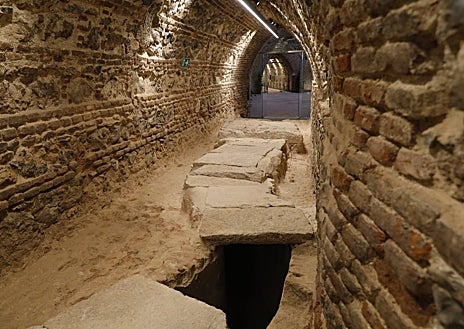 Imagen secundaria 1 - Arriba la gran cúpula. Sobre estas líneas, la conducción de agua redescubierta con los trabajos y el aspecto posterior del monumento