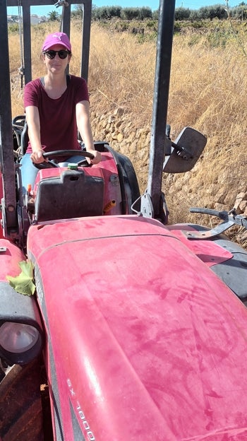 La pareja realizando labores agrícolas en el campo