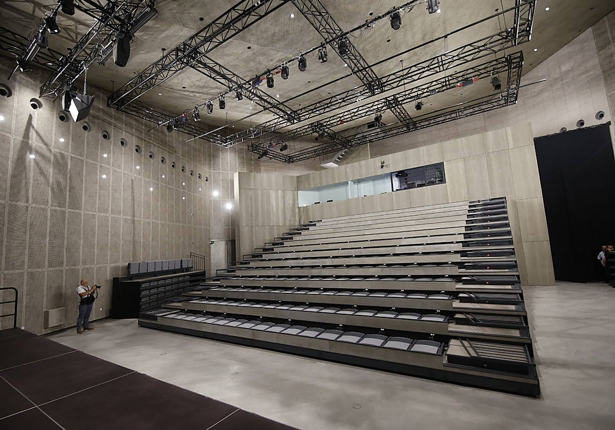 Graderío retráctil, ya desplegado, en la Caja Negra del C3A