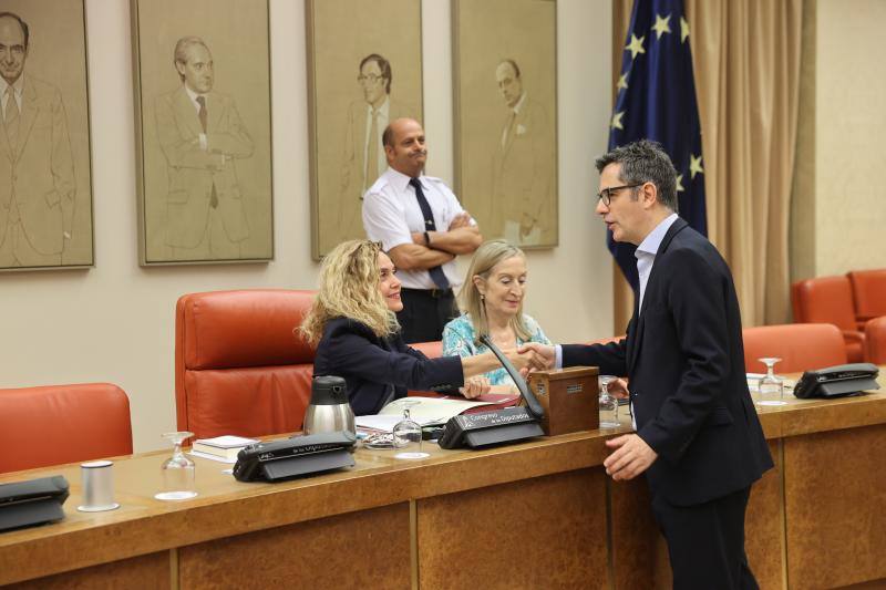 Félix Bolaños saluda a Meritxell Batet