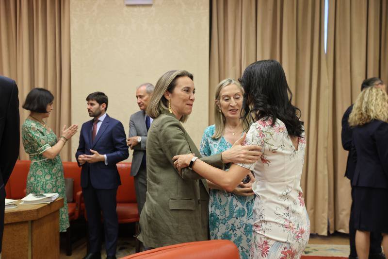 Inés Arrimadas conversa con Cuca Gamarra y con Ana Pastor