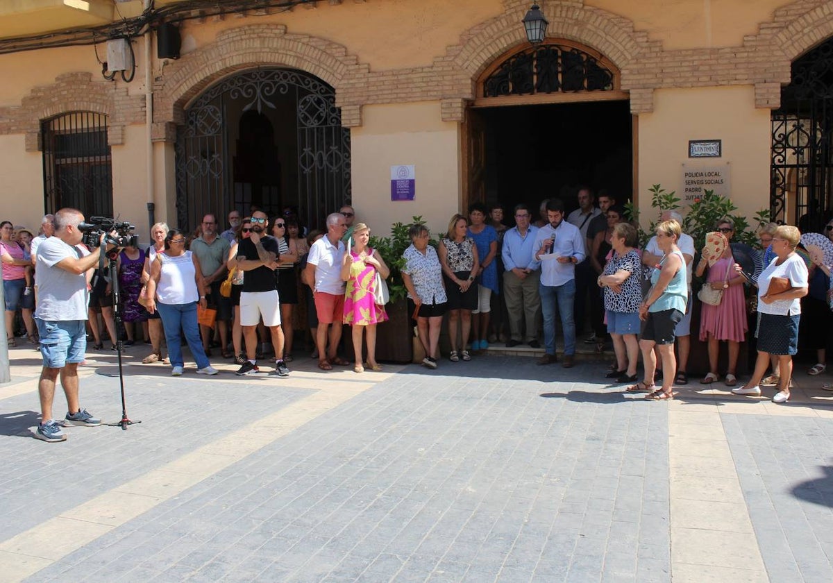 Imagen del minuto de silencio celebrado en Almàssera este miércoles tras el fallecimiento de una de sus vecinas