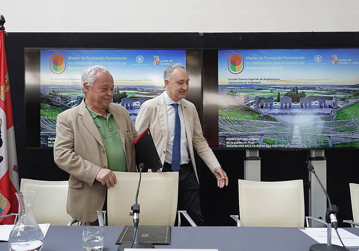 El consejero Gonzalo Santonja, junto al rector de la UVA, Largo Cabrerizo