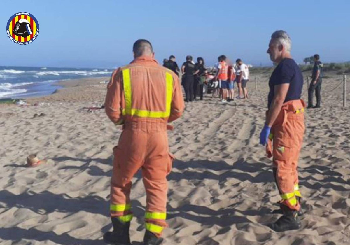 Imagen de los bomberos en la playa donde se produjo la tragedia