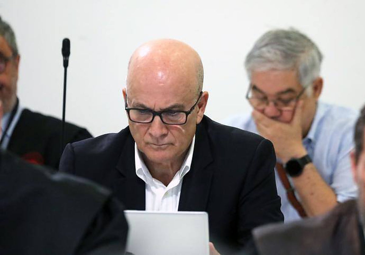 Los dos procesados por el accidente del Alvia, Andrés Cortabitarte (primer plano) y Francisco Garzón (detrás), este jueves, en la última sesión del juicio