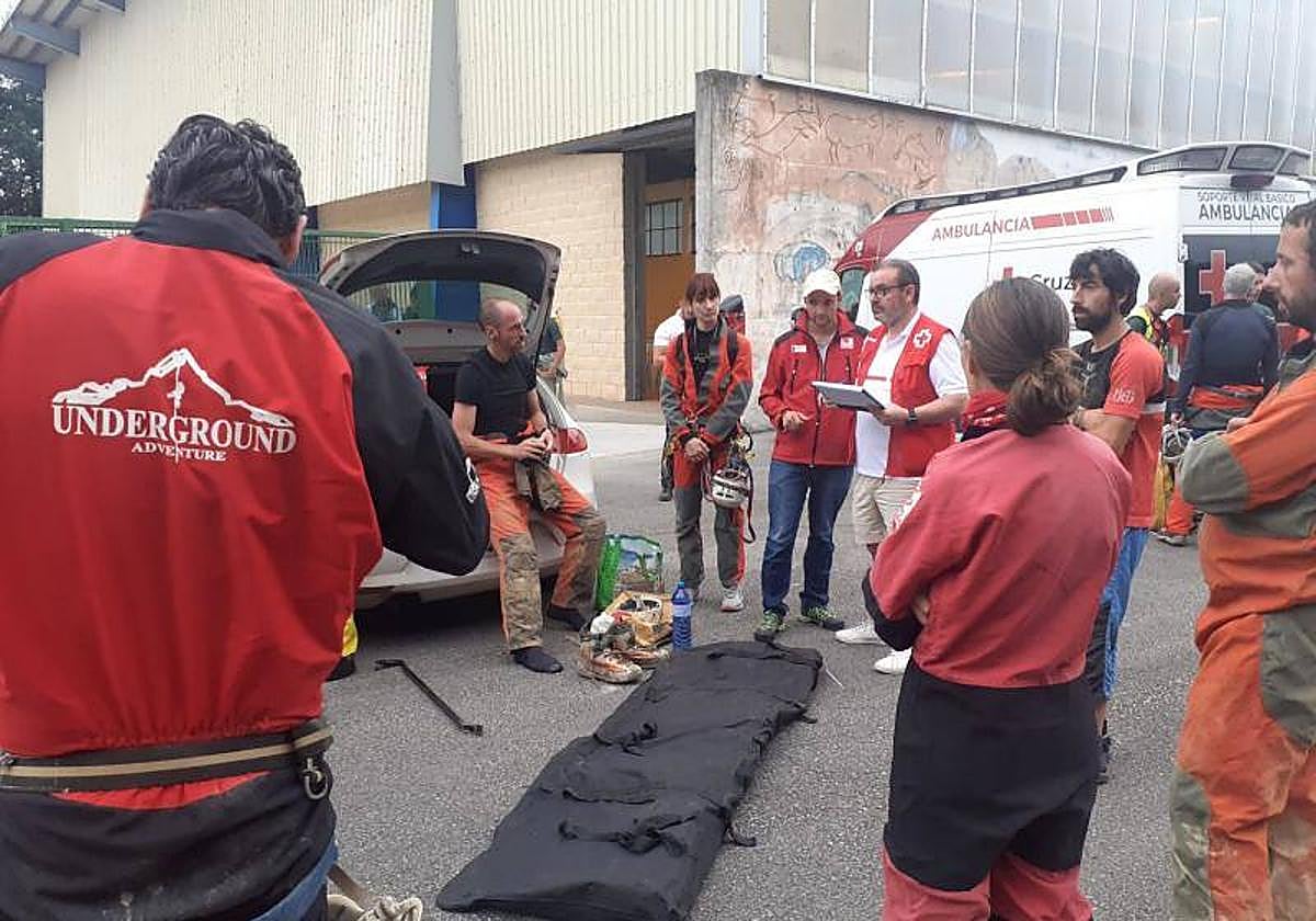 Muere un espelélogo francés por un desprendimiento de rocas en Cantabria