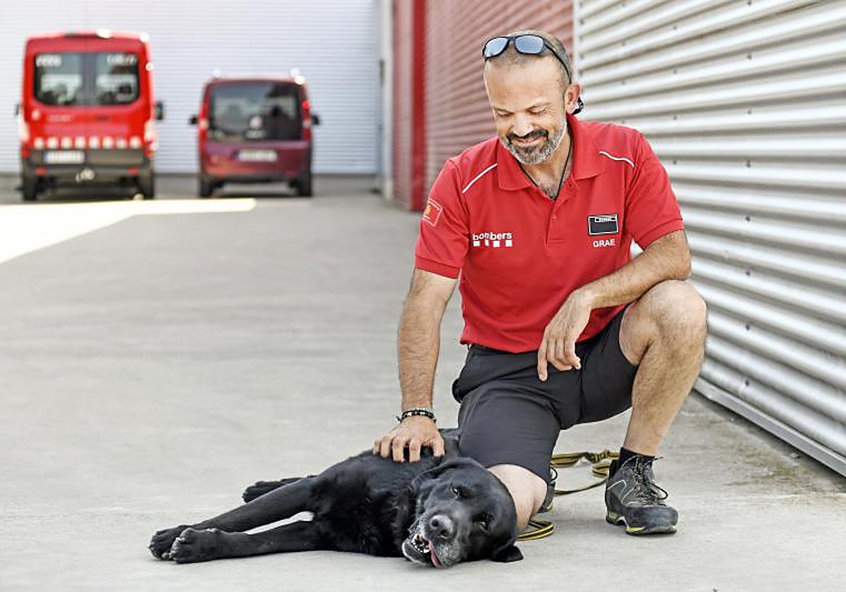 Andreu y Xot, durante una guardia en el parque de bomberos de Vic (Barcelona)