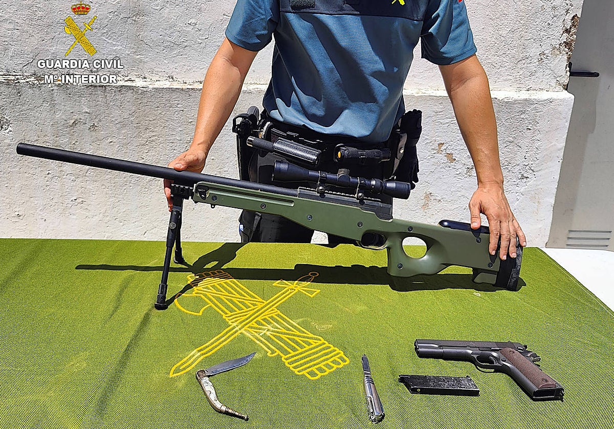 Imagen de las armas aprehendidas al hombre que amenazó desde la ventana de su vivienda