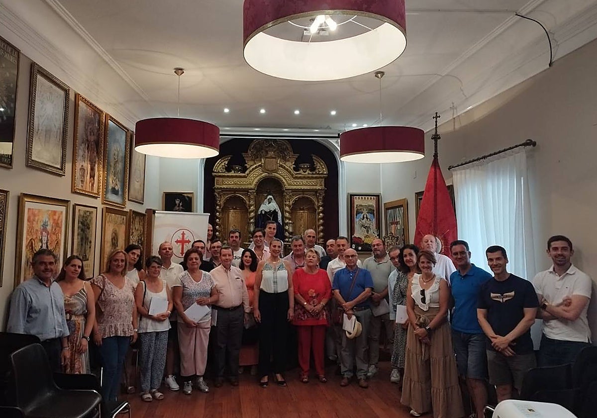 Foto de familia con los representantes institucionales y las hermandades, este jueves