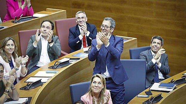 Imagen del presidente de la Generalitat, Carlos Mazón, y los vicepresidentes Vicente Barrera y Susana Camarero, este jueves, en las Cortes Valencianas