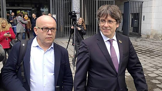 Gonzalo Boye y Carles Puigdemont, a la salida de un juicio
