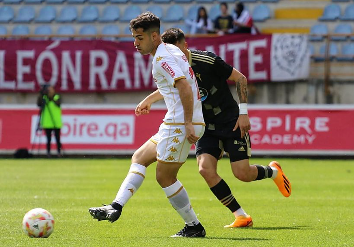 El jugador sevillano Alberto Solís durante su etapa con la Cultural Leonesa