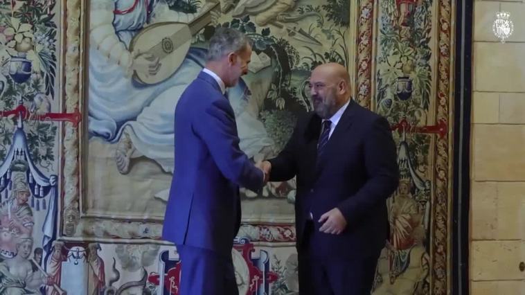 Felipe VI atiende a las autoridades de Palma de Mallorca