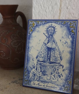 Imagen secundaria 2 - Arriba, la credencial. Abajo, un altar a la Virgen y detalle de un azulejo de la patrona extremeña