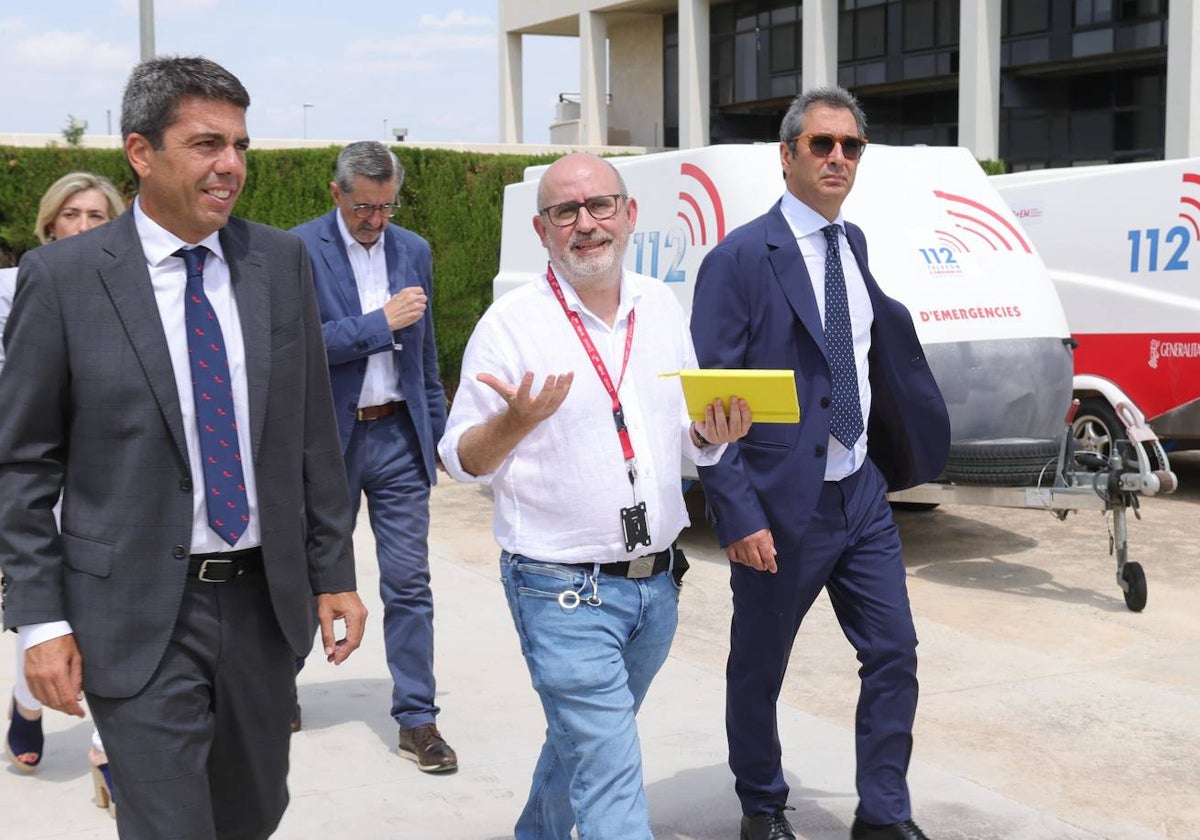 Imagen en primer plano de Mazón y Barrera en su visita a las instalaciones del 112