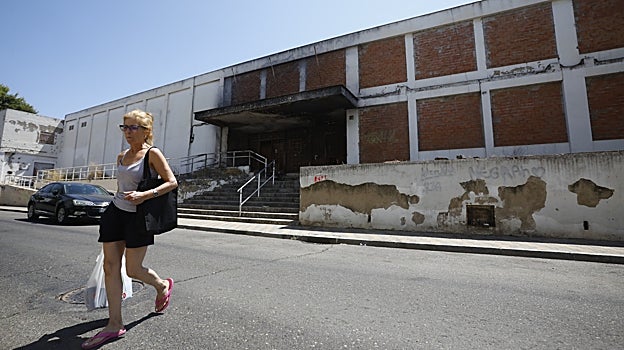 El edificio está situado en la calle Marbella