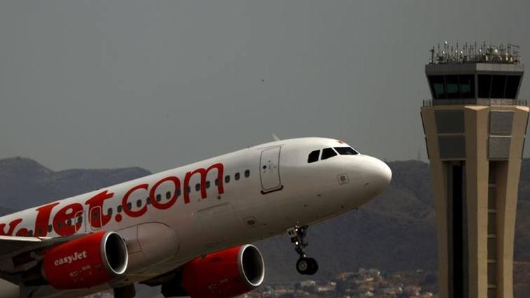 Un avión recién despegado aterriza de emergencia en Palma tras chocar contra unos pájaros