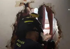 Inusual intervención de los bomberos en Madrid: realizan un butrón para rescatar a tres personas en un ascensor