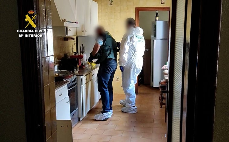 Imagen principal - Imágenes de la operación de la Guardia Civil en la operación de esclarecimiento del homicidio